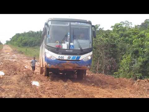 Tirando ônibus do atoleiro com cabo de aço e ponta de eixo na BR-319