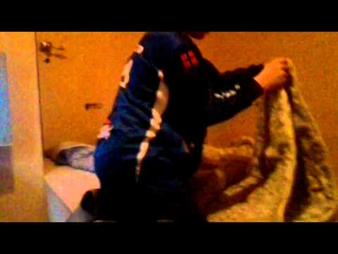 Christian prøver og brette en dyne