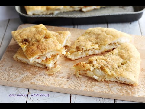 Pizza bianca ripiena di cipolle e alici