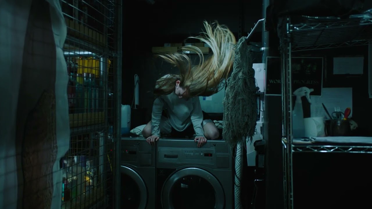 Sliced by a Fingernail - Dry Cleaning 和訳 by radictionary