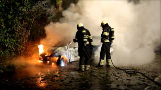 [FOTO'S & VIDEO] Poolse Auto brandt volledig uit op parkeerterrein Argon Mijdrecht