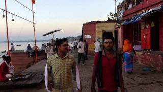 preview picture of video 'Inde 2014 : Varanasi - Lever de soleil sur les ghats 6'