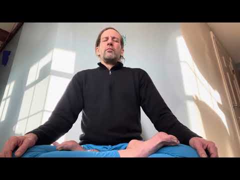 Meditating to “ Remembering Spaciousness - A Special Meditation with Eckhart Tolle(Binaural Audio)”