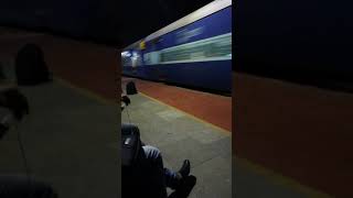 preview picture of video 'Azimabad Express non stop crossing Etawah Junction'