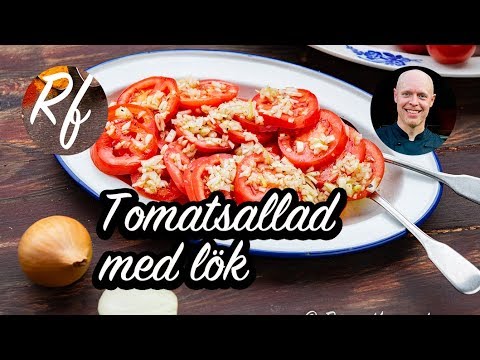 Tomatsallad med mogna goda tomater, gul lök eller rödlök, olivolja, salt och svartpeppar samt vinäger - gott och enkelt att laga. >