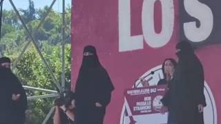 Donne in burqa sul palco della Lega a Pontida: si scoprono al grido di «Libertà, libertà»