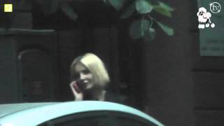 Szulim z kolegami pali papierosy