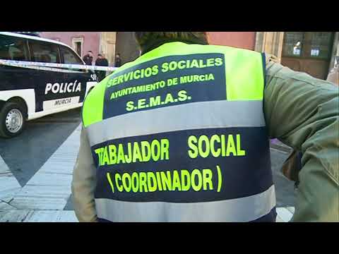 07/11/2017 Un hombre se ha subido a la fachada de la catedral y amenazaba con lanzarse al vacío