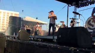 Cole Swindell Middle of a Memory Live