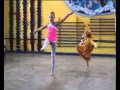 Маленькая девочка танцует балет 