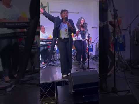 RAFEELYA WOWS THE CROWD PERFORMING “SIGNAL” WITH AKABU QUEENS!! 