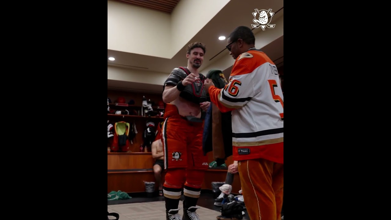 Kenan Thompson Hands Out the Bombay Jacket to Chris Kreider