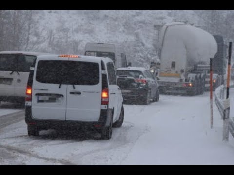 ✅  Starker Schneefall auf dem Feldberg: Schneeketten-Pflicht und schleppender Verkehr