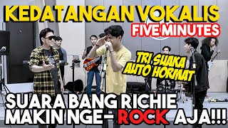 Download lagu Kedatangan Vokalis Five Minutes!!! bawakan lagu 'Bertahan' ft. Tri Suaka mp3
