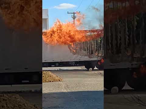 carro baú pegou fogo em Quixaba Pernambuco