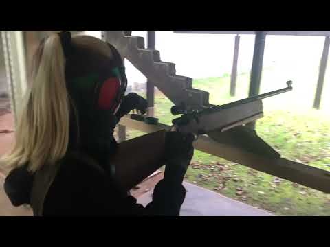 Meine Tochter Luzi schießt mit dem Kleinkaliber Gewehr.