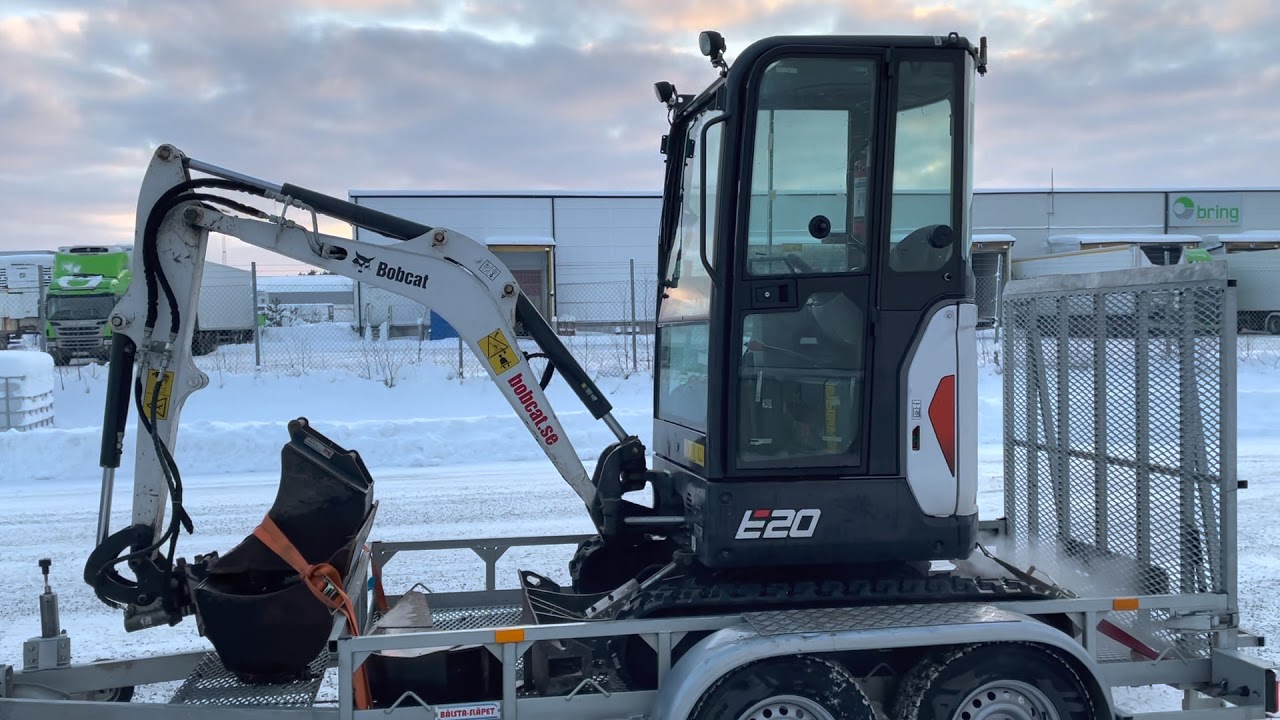 Grävmaskin Bobcat E20 | tre skopor | Tillhörande släp