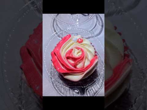 Baked with love, topped with beauty. Perfect little treats! 🎂❤️ #cake #sweetcupcake #cakedecorating