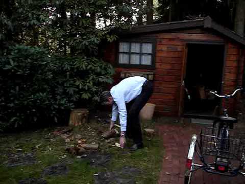 Fortuna Düsseldorf Fan bein Holzhacken und denkt an RW Essen