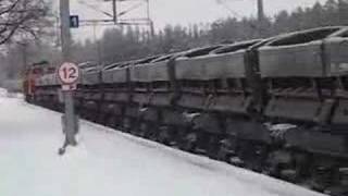 preview picture of video 'Freight train 5048 passes Lapinlahti with full throttle'