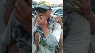 Download lagu pengemis ini jalan puluhan kilo meter dgn gendong anaknya yg kakinya terluka mp3