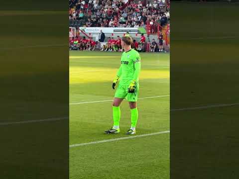 Dean Henderson Starts A Crystal Palace Chant Mid-Match 😆
