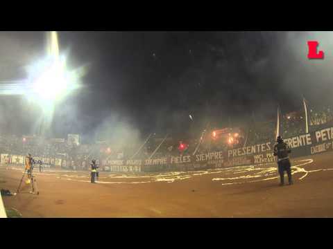 "Recibimiento de la barra del Caracas Fútbol Club" Barra: Los Demonios Rojos • Club: Caracas