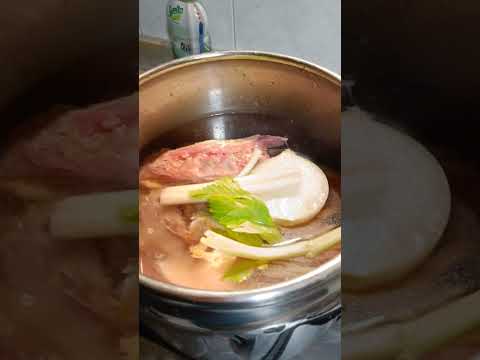 preparazione classico brodo romagnolo di cappone per i cappelletti