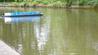 preview picture of video 'My R/C 9 foot 1/8 scale model narrowboat (MOVING WAVES)'