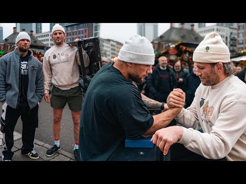 ARMWRESTLING mit Leonidas auf dem Weihnachtsmarkt Frankfurt 
