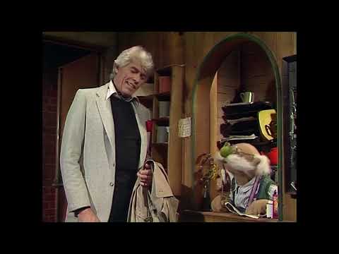 The Muppet Show - 505: James Coburn - Cold Open (1980)