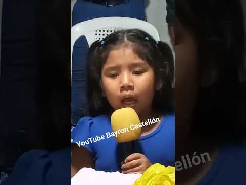 Ejemplar niña despierta al público con su frágil voz. Río Arriba, Palacagüina, Madriz, Nicaragua2025