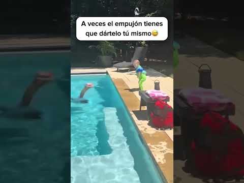 todos necesitamos ese empujoncito. #Humor #babyswimming #bebealagua #nadar #alberca