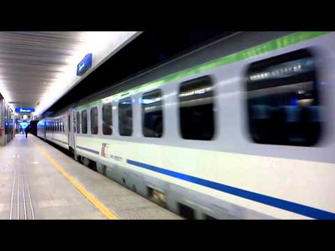 EP09-015 z EIC Panorama 6100 odjeżdża ze stacji Warszawa Centralna.