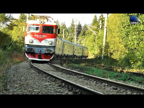 Delfini 477-753-4 & 477-895-3 in Munții Carpați Mountains in Gara Predeal Station 16 September 2020