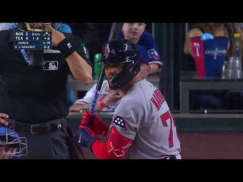 Carlos Narváez' 1st hit as a member of the Red Sox is an RBI single to bring Boston within a run!