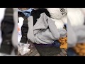 Winkel dumpt zakken met kleding op straat. 'De prijskaartjes zitten er nog aan'