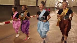 26 02 67 นักวิ่งชาวไทยและชาวต่างชาติกว่า 1,500 คน สวมเสื้อโทนสีม่วงร่ว