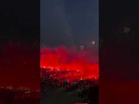 "Hinchada de Inter anoche, en la previa del clásico Gre-Nal, protagonizó la tradicional Ruas de Fogo" Barra: Guarda Popular &bull; Club: Internacional &bull; País: Brasil