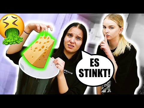 Stinkenster KÄSE DER WELT im Zimmer VERSTECKT ! 🧀🤮(Prank) - Celina