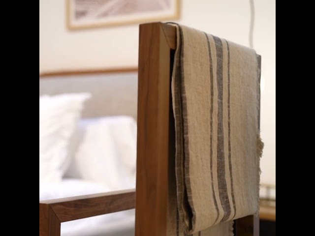 Vídeo relacionado con HAKU galán de noche Muebles Valet de caballero como silla, sirviente silencioso, asiento de aluminio, roble, MDF metal - Medidas: Ancho 46 x Alto 109 x Profundidad 46 cm, Estilo: Moderno