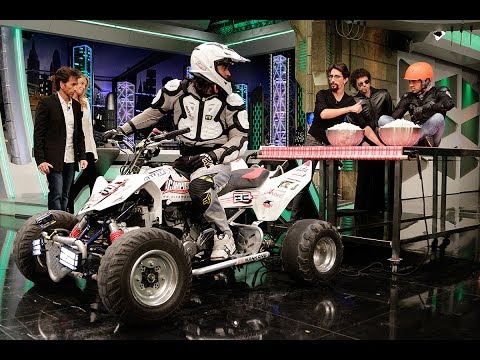 El Hormiguero 3.0 - Mario Casas encima de una mesa a la que le quitan el mantel con un Quad