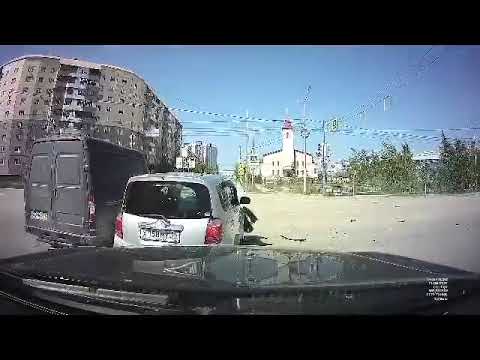 В Якутске 64-летняя автоледи совершила столкновение на перекрестке, проехав на запрещающий сигнал светофора