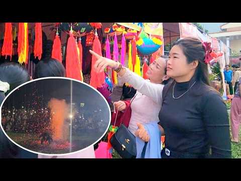 Phong and Hong's mother went to see the festival after the Lunar New Year.