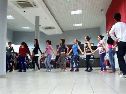 Floricica din Posesti,Prahova danseaza Braul mai sa rupa podeaua...