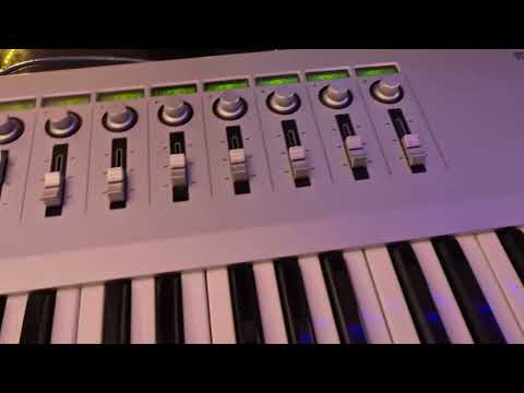 KORG Kontrol 49 Midi Controller - Silver image 7