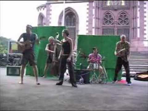 Revolte Springen - Doof geboren