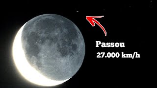 Passou muito rápido em frente a Lua durante a conjunção com Júpiter e Vênus 