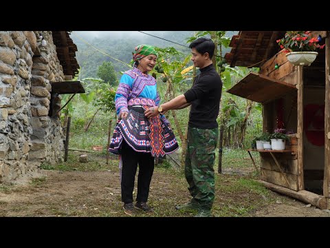 Trieu Khang was surprised by the traditional attire of the elderly single woman.