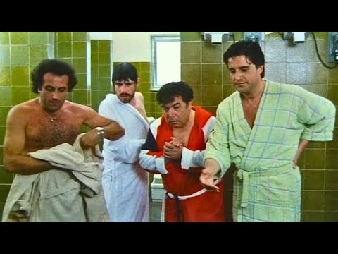 "Questo è Hulk!": Paolo Villaggio, Tognazzi e De Sica in I Pompieri (Mitica scena in bagno)
